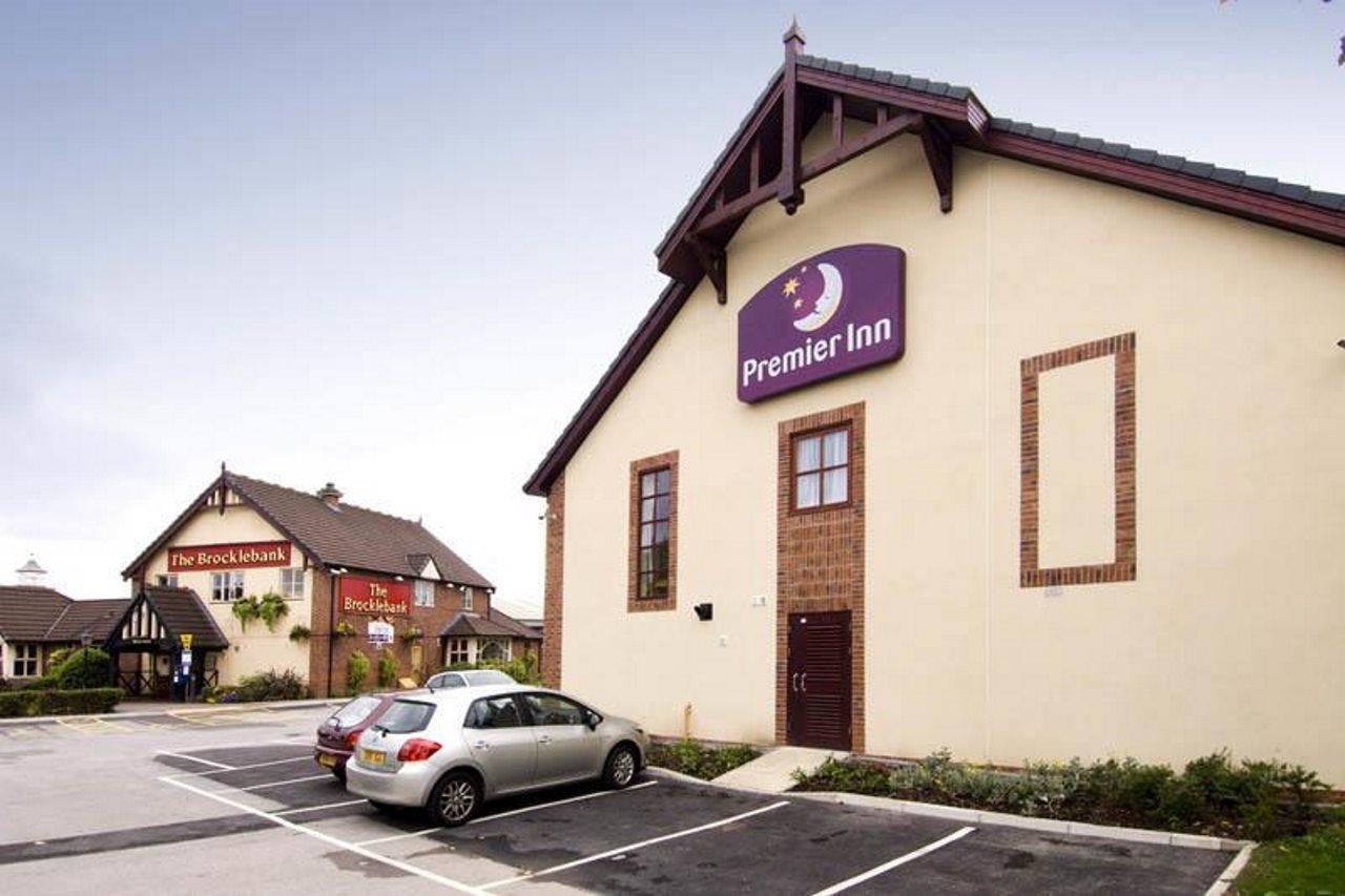 Premier Inn Crewe Central ภายนอก รูปภาพ