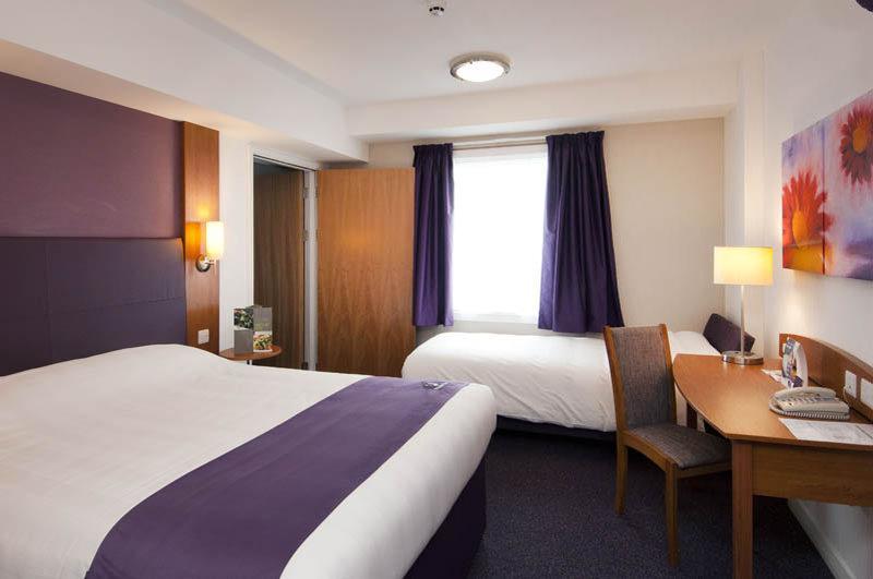 Premier Inn Crewe Central ภายนอก รูปภาพ