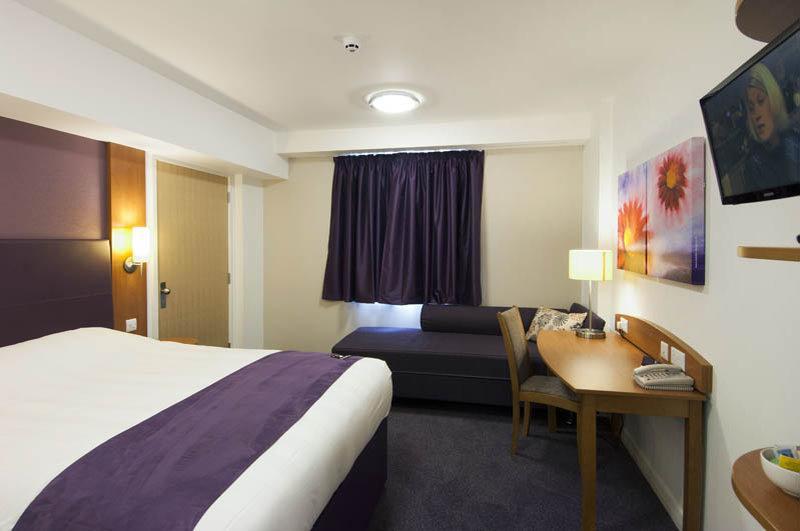 Premier Inn Crewe Central ภายนอก รูปภาพ