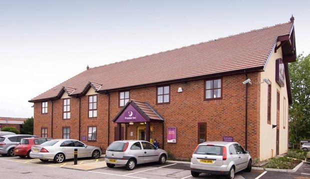 Premier Inn Crewe Central ภายนอก รูปภาพ